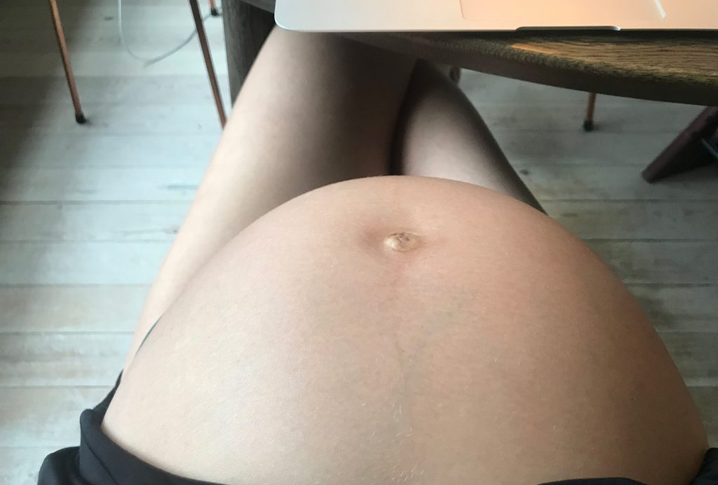 To_the_moon_honey_vibe_dabelsteen_baby_bump_gravid_med_Liv_winther_bea_fagerholt_