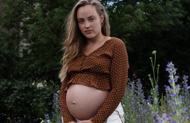 To_the_moon_honey_baby_bump_gravid_med_alona_vibe_Liv_winther_