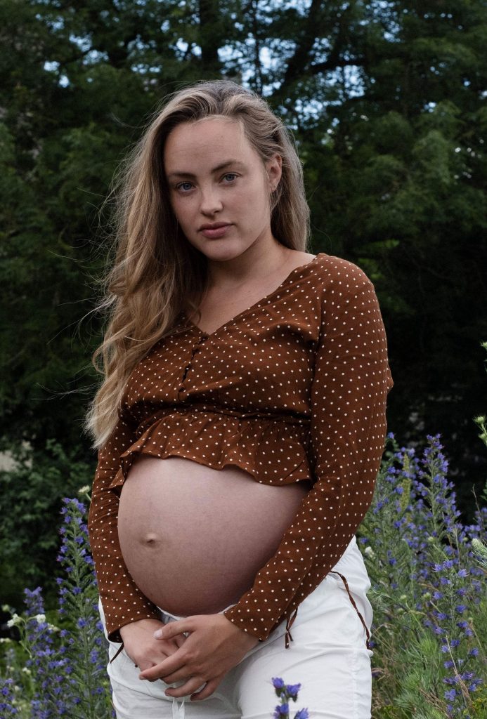 To_the_moon_honey_baby_bump_gravid_med_alona_vibe_Liv_winther_