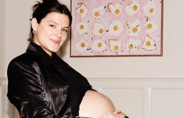To_the_moon_Honey_Baby_bump_Gravid_med_Frederikke_Raun_Cantor