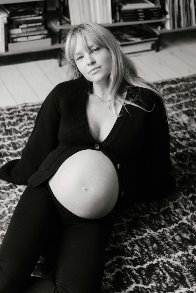 To_the_moon_mama_jeanette_madsen_rotate_gravid_Pregnant_sissel_abel