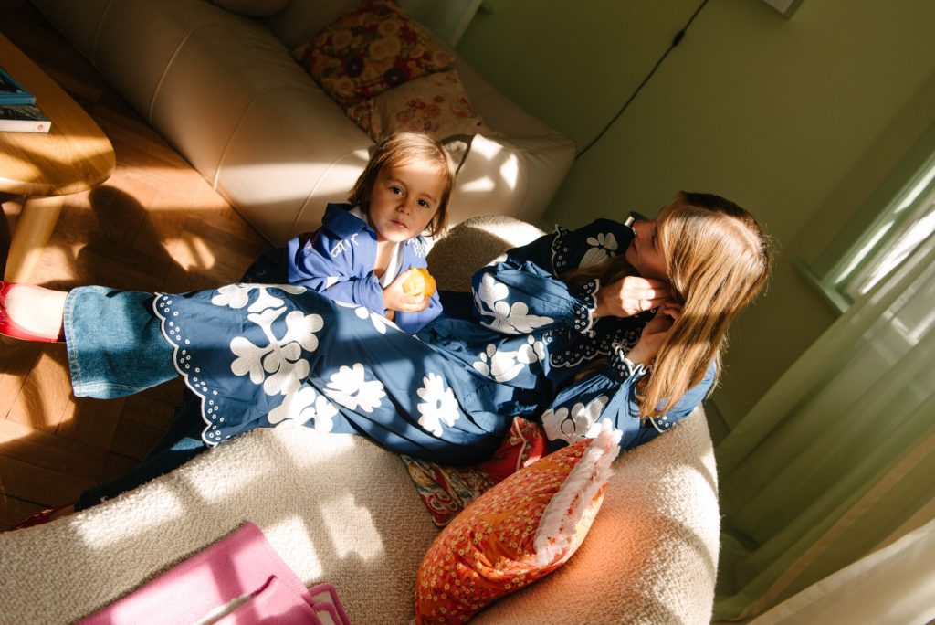 Trine Kjær i sit hjem med sin datter