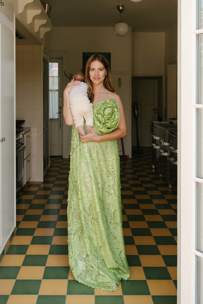 Trine Kjær med baby i familiens hjem