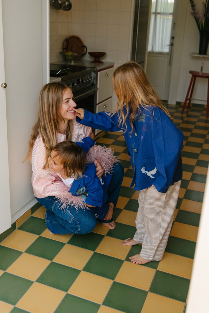Trine Kjær i sit køkken med sine to børn
