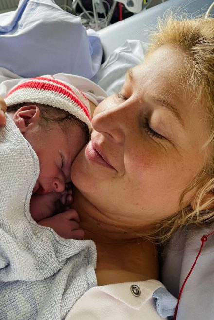 Christina Krzyrosiak ligger i en hospitalsseng efter fødslen