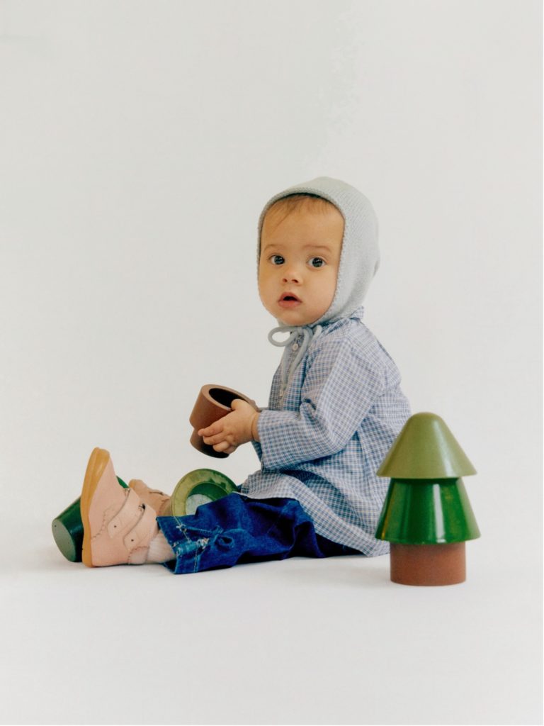 Lille barn baby med hue og sko