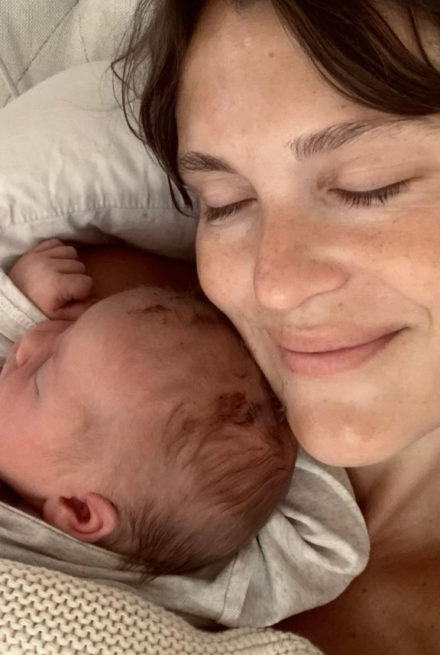 Frederikke Linde ligger med sin nyfødte baby