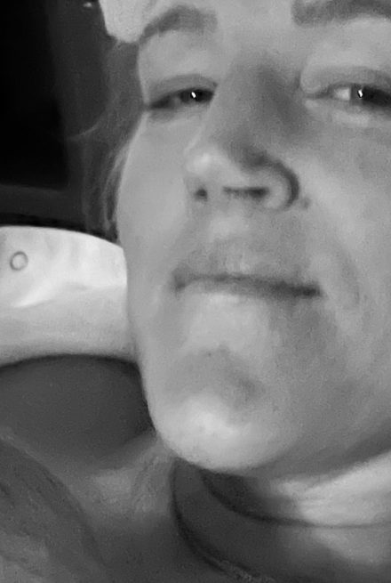 Michelle Kristensen ligger i en hospitalsseng efter fødslen af sin søn