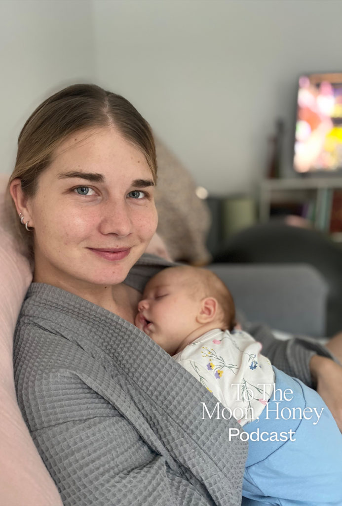 Emma Hornemann ligger med sin nyfødte baby. Hun fortæller om sin oplevelse med refluks