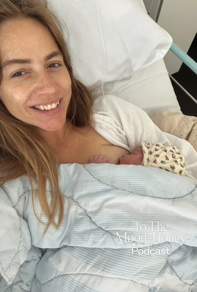 Trine Kjær med sit nyfødte barn på hospitalet efter kejsersnit