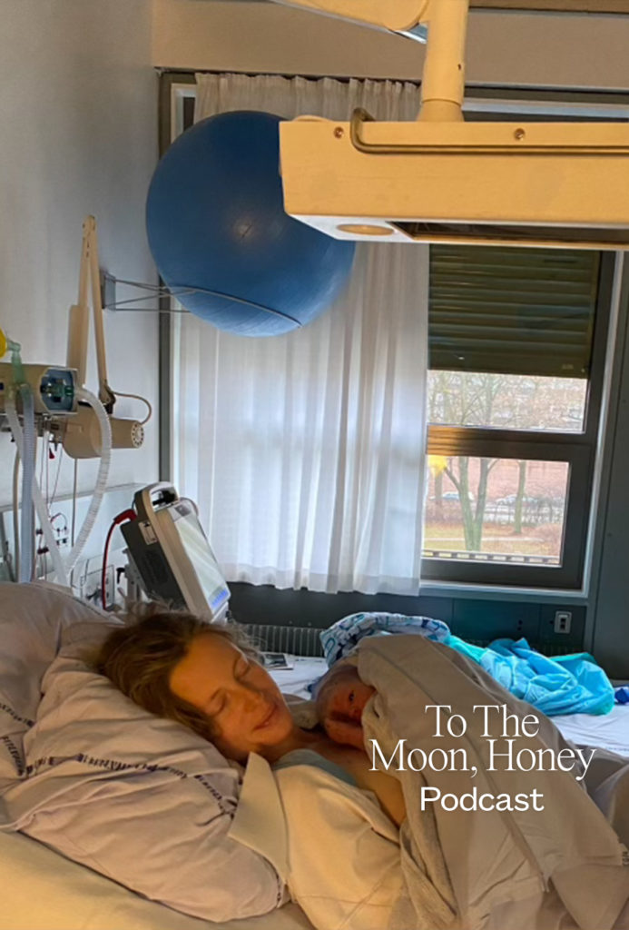 Mor i hospitalsseng lige efter fødsel med nyfødt baby i armene