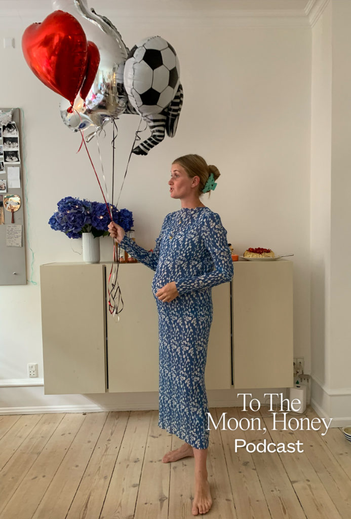 Frederikke Toftsøe gravid i blå kjole med fødselsdagsballoner