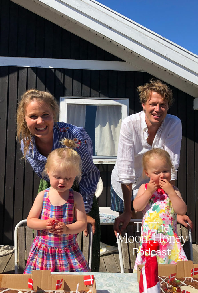 Josefine Ørskov til børnefødselsdag med to børn og mand udenfor i sol