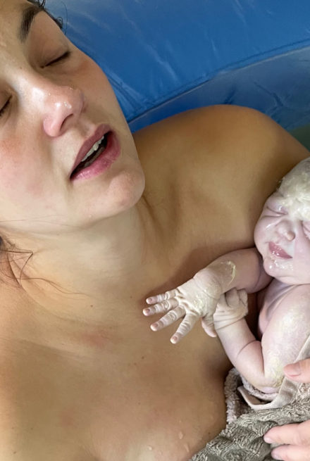 Hjemmefødsel i blåt fødeklar Sara Kleist med nyfødt i armene