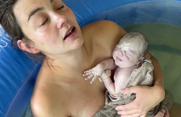 Hjemmefødsel i blåt fødeklar Sara Kleist med nyfødt i armene