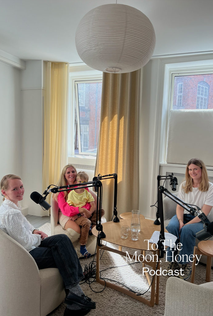 tre kvinder snakker om fødselsdagsbakken i To The Moons podcast studie