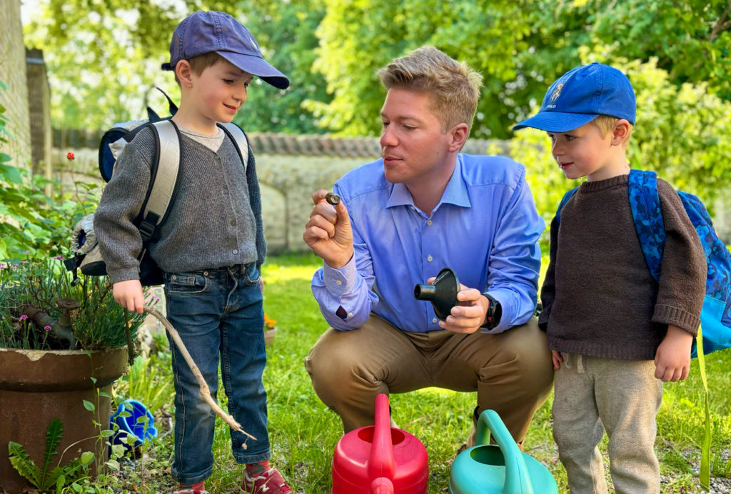Adam Graff med sine to sønner udendørs
