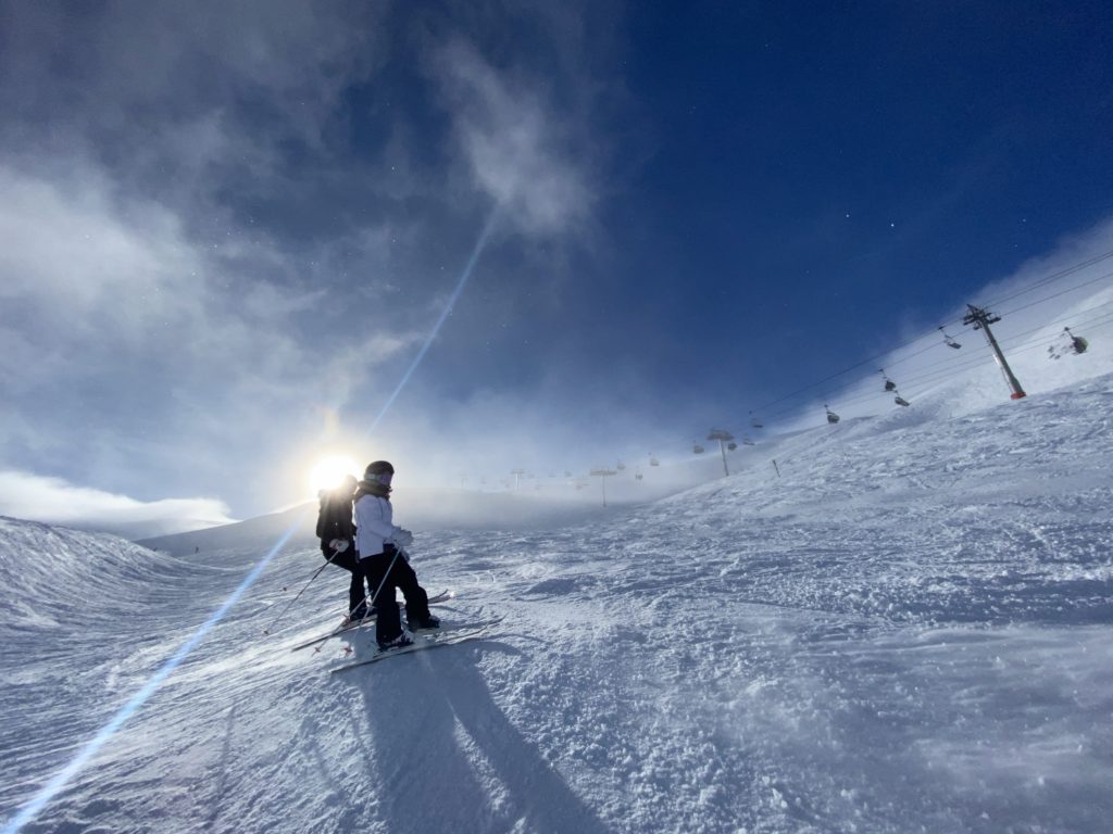 ski med børn sol bakke sne
