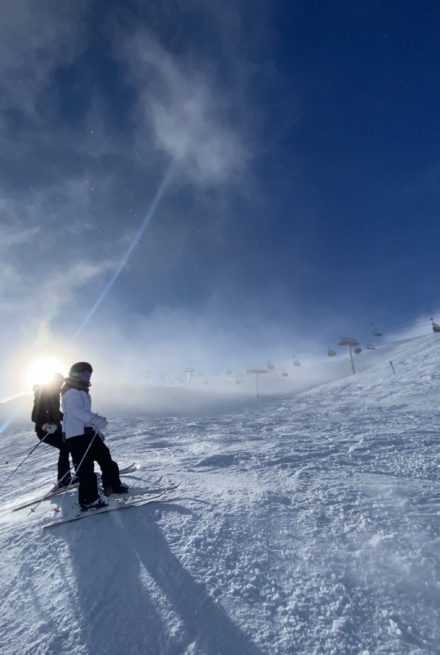 ski med børn sol bakke sne