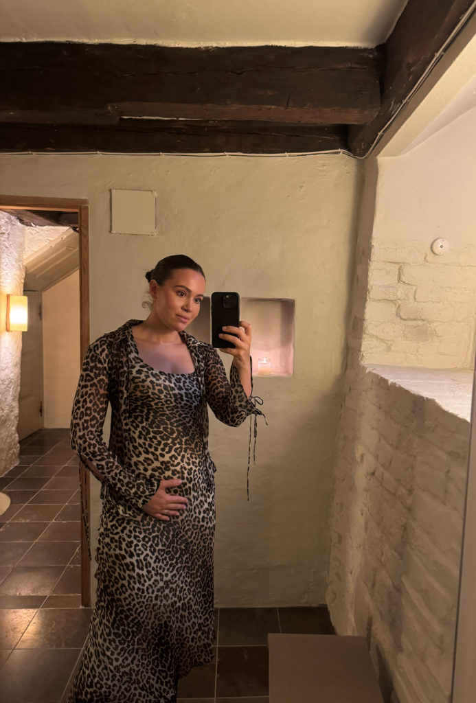 Gravid kvinde selfie taget i et spejl