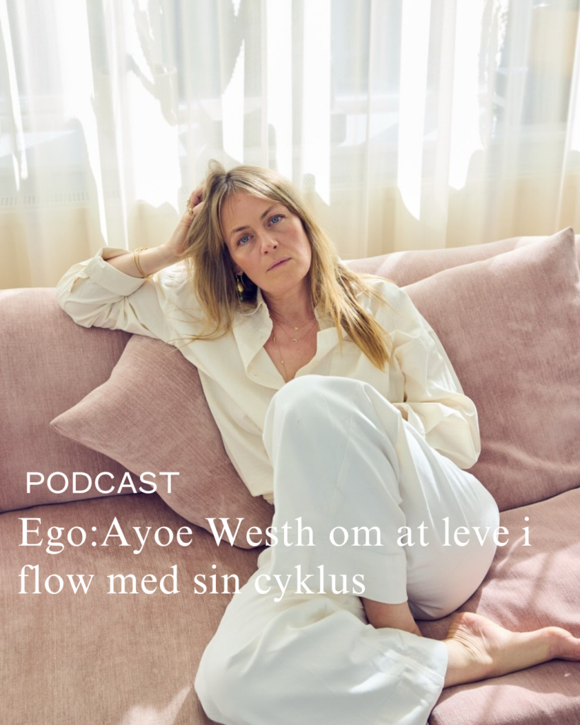 Ayoe Westh, kvinde sidder i lyserød sofa og smukke gardiner