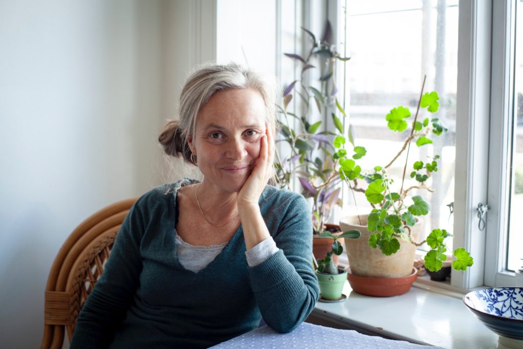 Barns gråd, trine hånd på kind