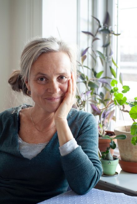 Barns gråd, trine hånd på kind