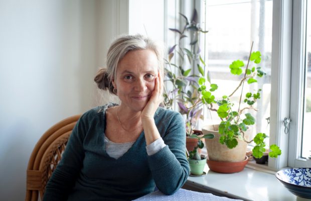 Barns gråd, trine hånd på kind