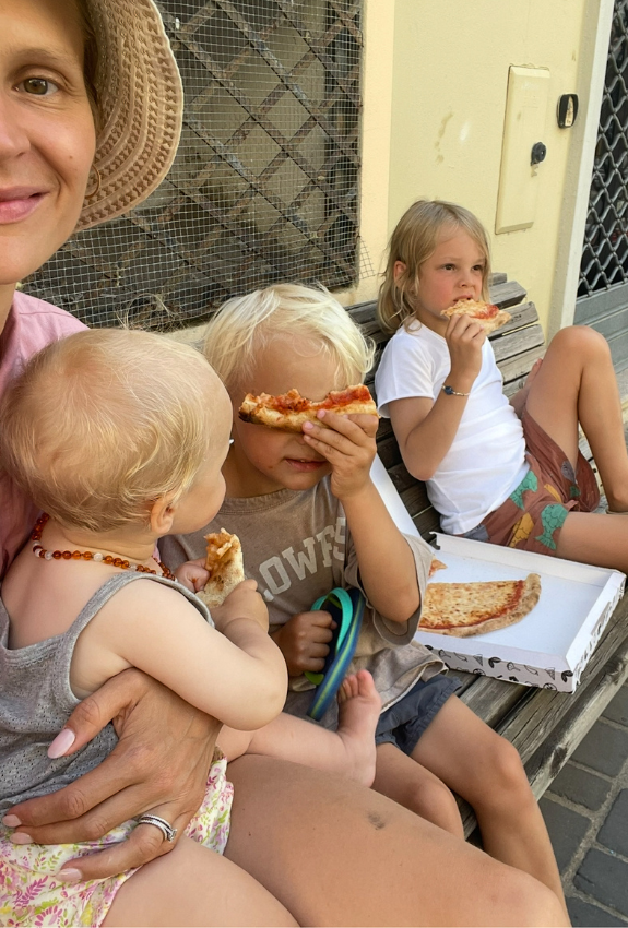 Mor med sine 3 børn i Italien med Pizza