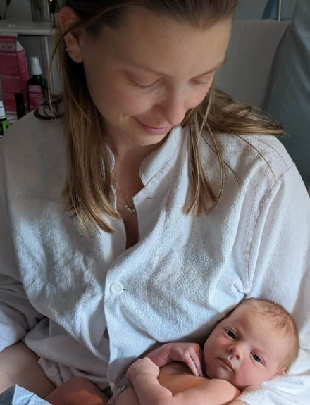 kvinde med nyfødt baby på hospital navlesnorsfremfald