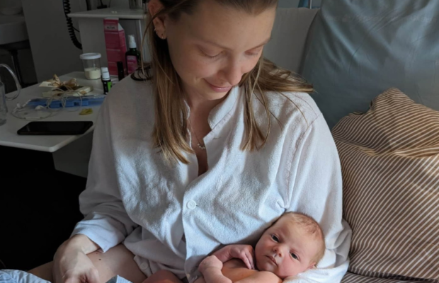 kvinde med nyfødt baby på hospital navlesnorsfremfald