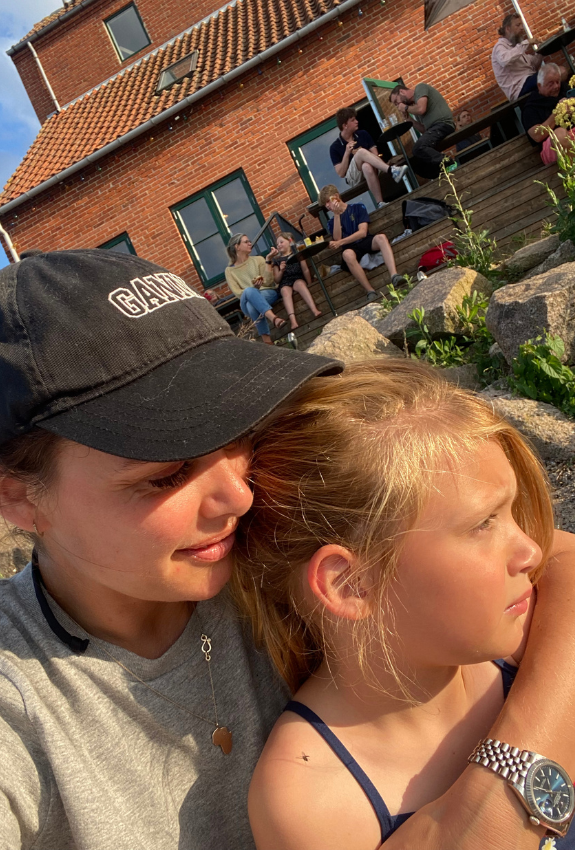 mor med Ganni kasket og sin datter 