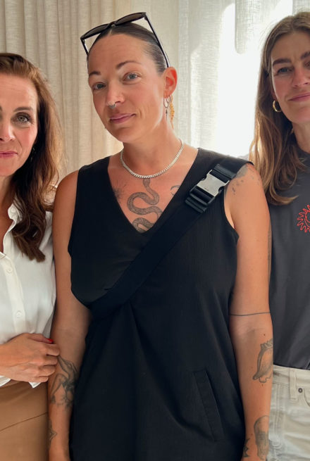 To_the_moon_honey_sommerbrevkasse_ kvinder_der_står_i_podcast_studie_