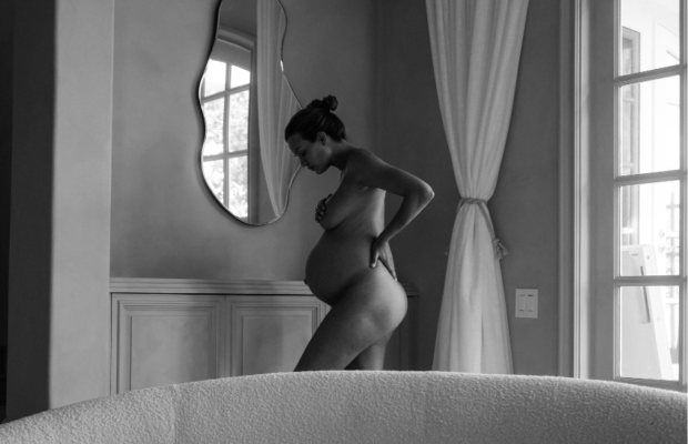 Gravid Josephine Skriver i sit hjem i Nashville