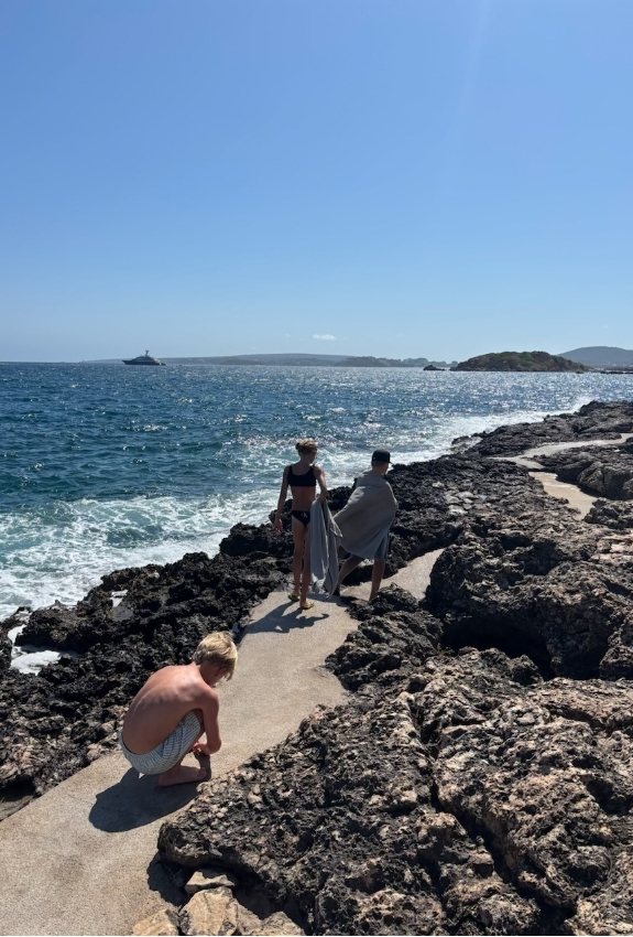børn ved havet