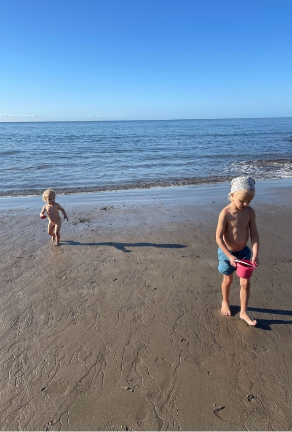 to børn på strand