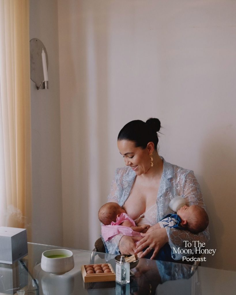 Kvinde ammer tvillinger