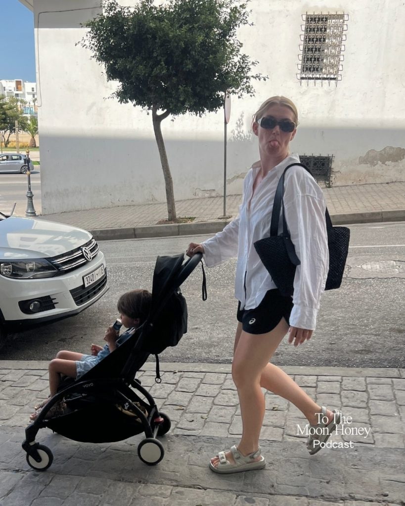 Kvinde går med barnevogn på ferie