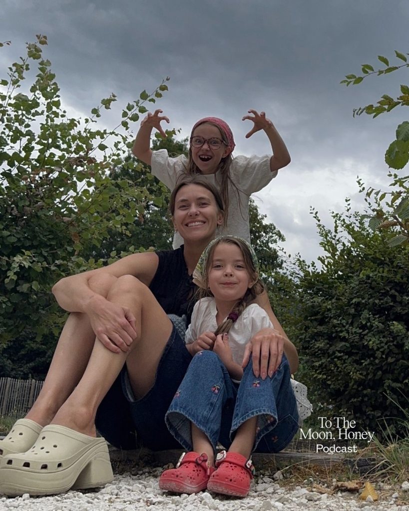 Kvinde udenfor med sine to børn