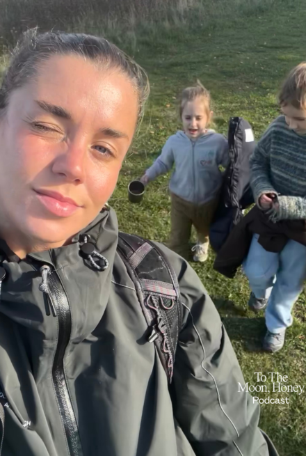 Kvinde i natur med børn