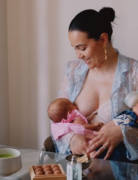 Kvinde der ammer tvillinger