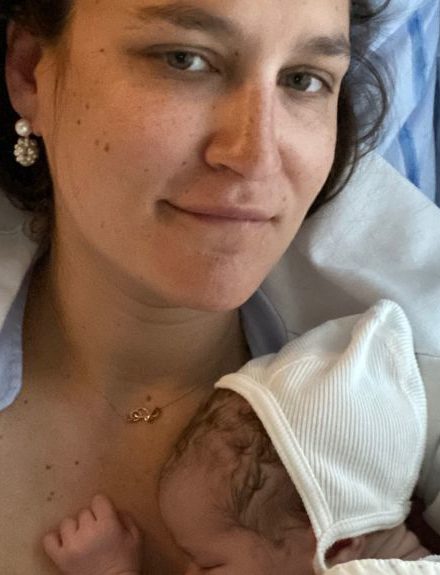 Kvinde med nyfødt baby på bryst