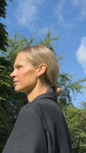 Kvinde udenfor blå himmel