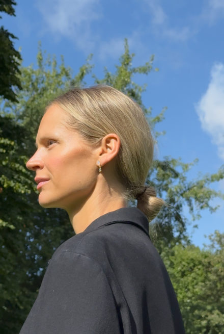 Kvinde udenfor blå himmel