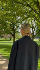 kvinde går i park