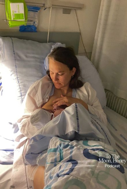 Kvinde i hospitalsseng med nyfødt baby