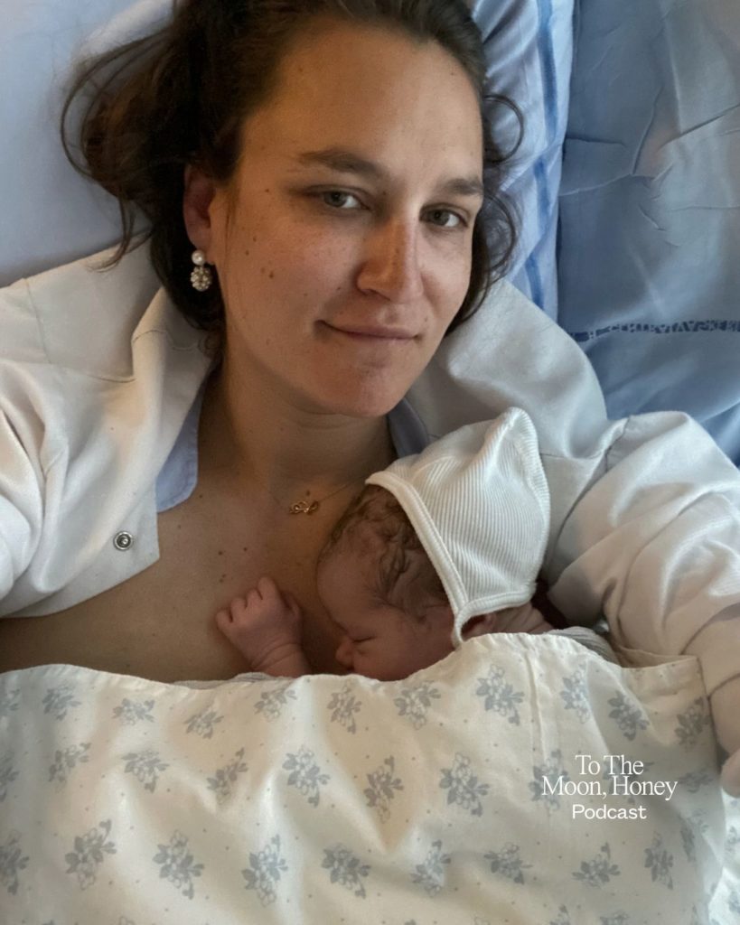 Kvinde med nyfødt baby på bryst