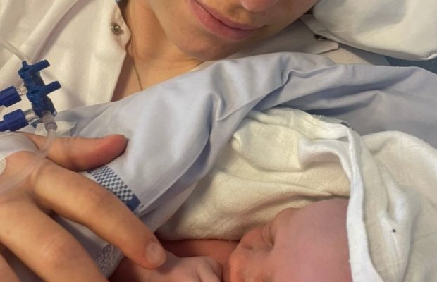 Kvinde med nyfødt baby