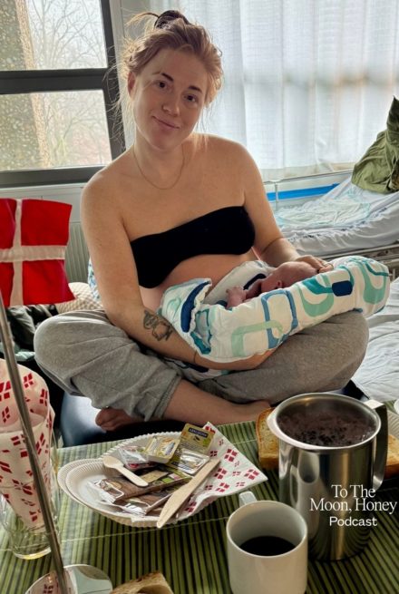 mor med nyfødt baby spiser morgenmad