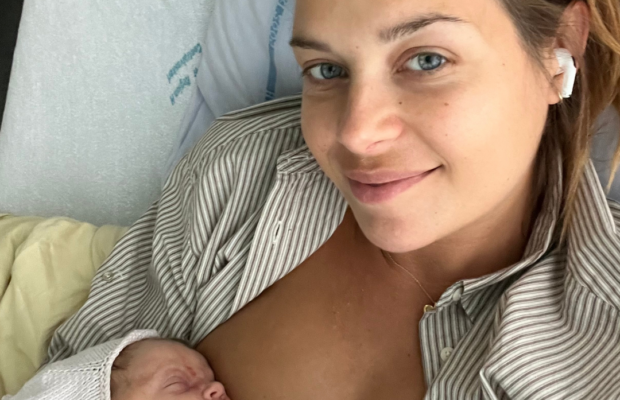 Kvinde med nyfødt baby